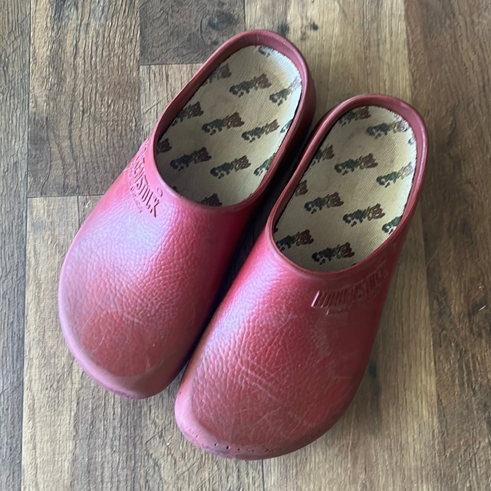 Red/maroon Birkenstock gardening clog, size 39 / 8